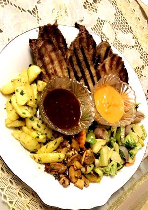 Grilled Cold Beef with Sauté Vegetable, Potato Wedges and Garlic Mushrooms রেসিপির প্রধান ছবি