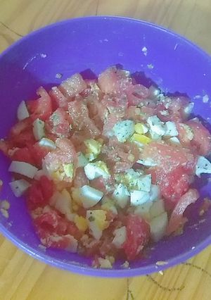 Una foto de Ensalada de tomate y huevo
