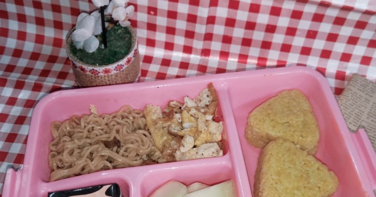 Bekal sekolah : nasi kuning aduk