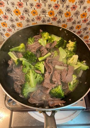 Hình của món Bò xào súp lơ.