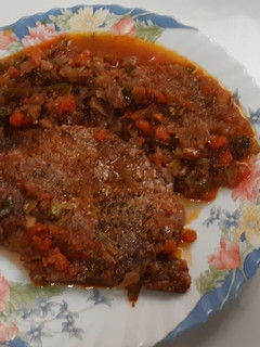 Una foto de Chuleta de aguja de cerdo con salsa de verduras