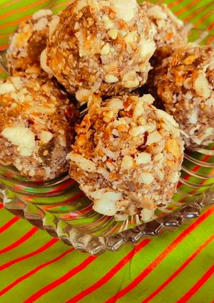 ड्राई फ्रूट्स लडडू(dry fruit laddu recipe in Hindi) रेसिपी मुख्य फोटो