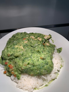 Una foto de Pollo con salsa de espinaca 🍽