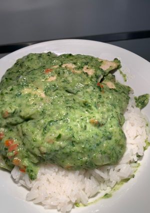 Una foto de Pollo con salsa de espinaca 🍽