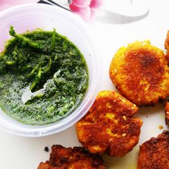 A picture of Paneer (or Chaana) Cutlet / Pakoda with Dhania Chutney.