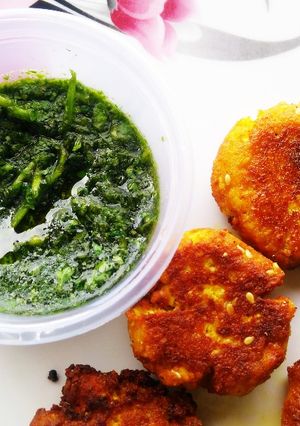 A picture of Paneer (or Chaana) Cutlet / Pakoda with Dhania Chutney.