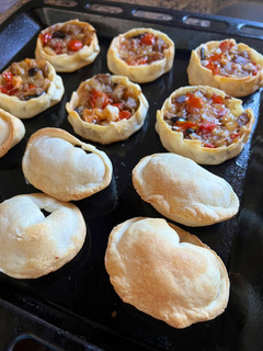 Una foto de Canastas de 🍆 🧅 🍅 🧄 🫒 y empanadas de jamón & mozzarella 😋