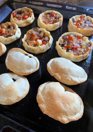 Una foto de Canastas de 🍆 🧅 🍅 🧄 🫒 y empanadas de jamón & mozzarella 😋