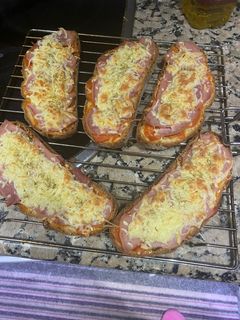 Una foto de Tostas de jamón York, tomate y queso