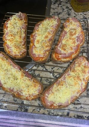Una foto de Tostas de jamón York, tomate y queso
