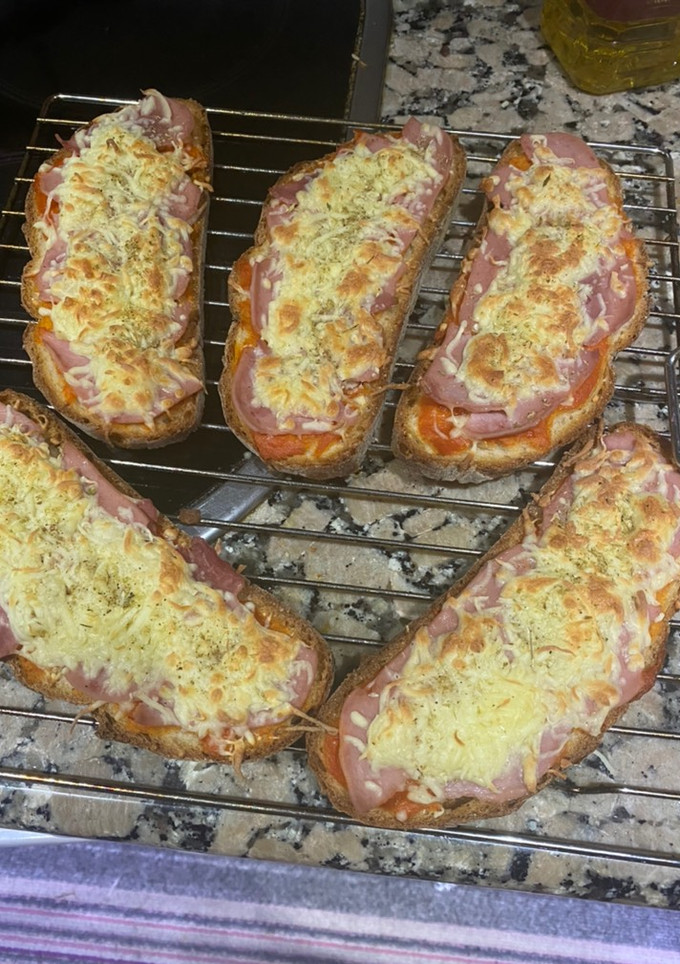 Una foto de Tostas de jamón York, tomate y queso