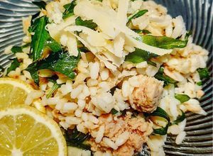 Foto di Insalta di Riso con Rucola, Tonno e Scaglie