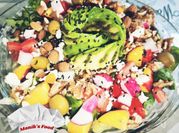 Una foto de ensalada de verano con lechuga