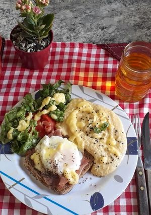 Una foto de Ideas fáciles: huevos benedictinos con hummus