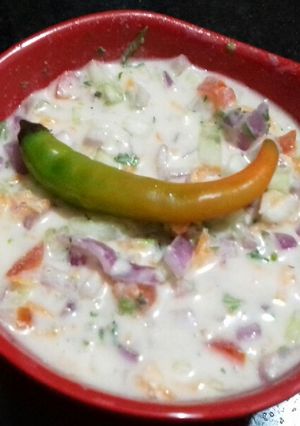 A picture of Mosru bajji/ cucumber raita.