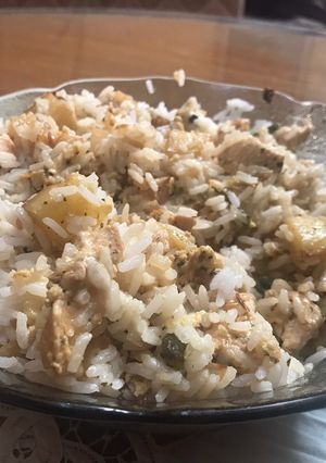Una foto de Arroz con pollo y verduras