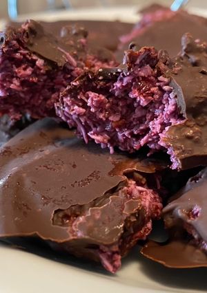 Una foto de Bocaditos de yogurt, frutos rojos y coco