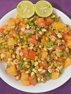 ફણગાવેલા મગ ચાટ(Sprouted mung chat recipe in Gujarati) રેસીપી મુખ્ય ફોટો