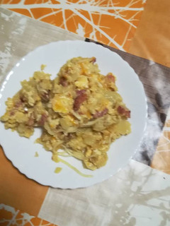 Una foto de Patatas revolcona con bacon y queso en la olla GM g