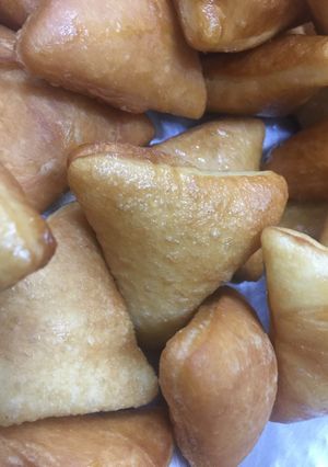 صورة لوصفة لقيمات لذيذه وهشه..🍢🥖🧀🥐