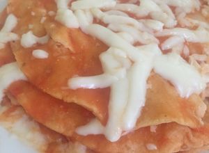 Una foto de Entomatadas ó enjitomatadas con queso mozzarella