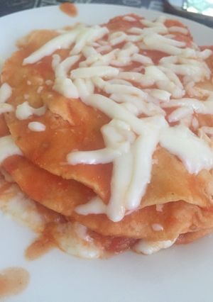Una foto de Entomatadas ó enjitomatadas con queso mozzarella