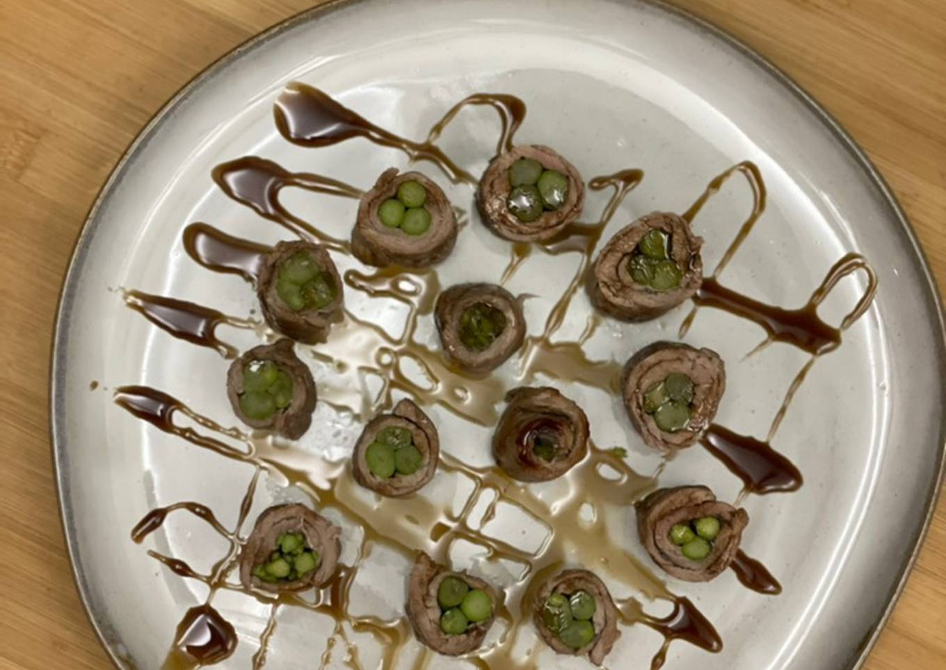 Rollos de espárragos y carne