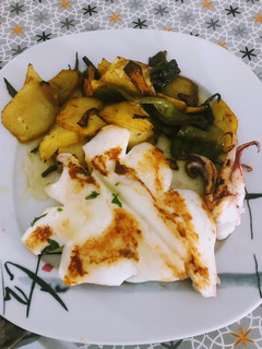 Una foto de Calamar plancha, con patatas y pimientos
