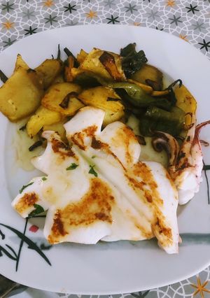Foto principal de Calamar plancha, con patatas y pimientos