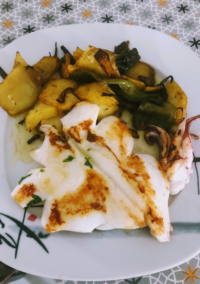 Una foto de Calamar plancha, con patatas y pimientos