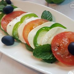 A picture of Caprese salad with Capsicum.