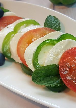 A picture of Caprese salad with Capsicum.