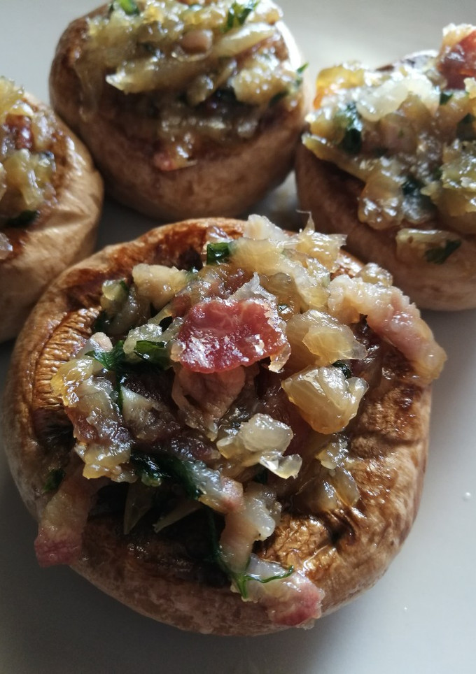Una foto de Champiñones rellenos de jamón y cebolla 🧅🧄