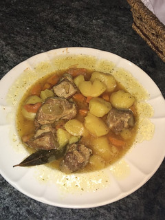 Una foto de Costillas de cerdo con patatas y azafrán