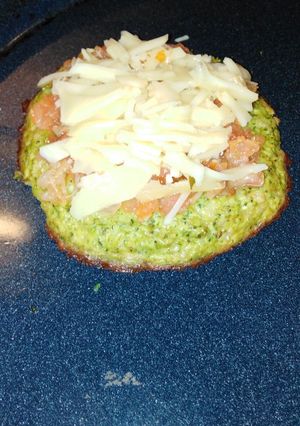 Una foto de Mini pizza de brócoli, sin harina!!!!