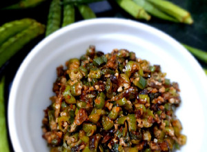 A picture of Dry Bhindi sabzi.