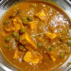 A picture of Matar Paneer.