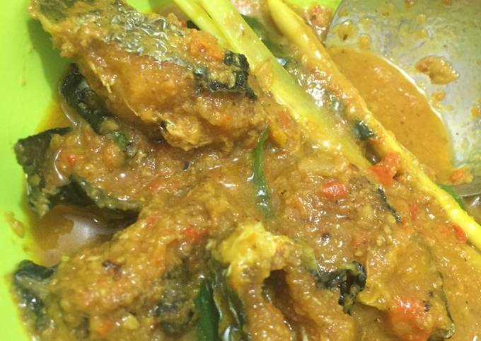 Bagaimana Membuat Ikan patin pedas bumbu kuning yang Lezat