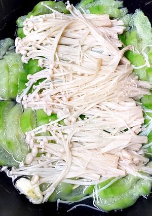 鑄鐵鍋之無水絲瓜金針菇(原味餐食譜 娜娜媽) 的食譜成品照片