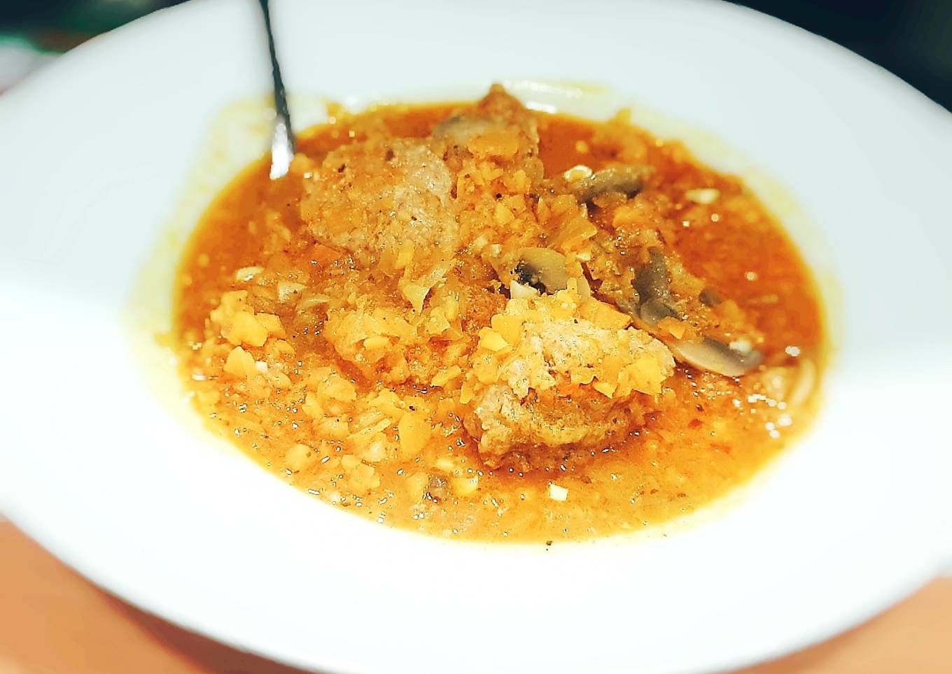 Guiso de verduras y albóndigas