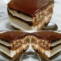 Una foto de Tiramisú con dos quesos y ganache de chocolate 
