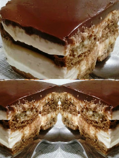Una foto de Tiramisú con dos quesos y ganache de chocolate