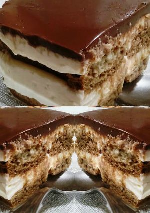 Una foto de Tiramisú con dos quesos y ganache de chocolate 