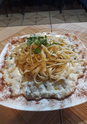 Una foto de Spaghetti dorados con champiñones a la crema