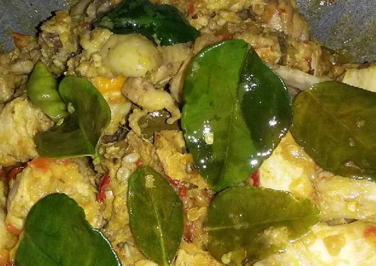 Resep Ayam Pedas Bumbu Daun Jeruk Anti Gagal