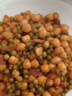 Una foto de Garbanzos con guisantes y jamón