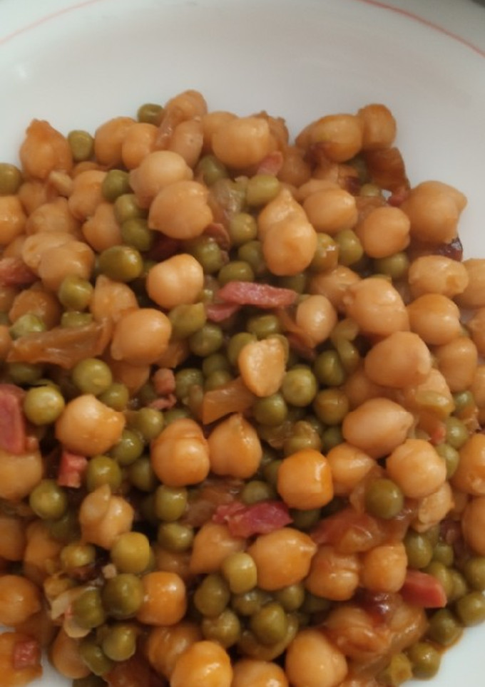 Una foto de Garbanzos con guisantes y jamón