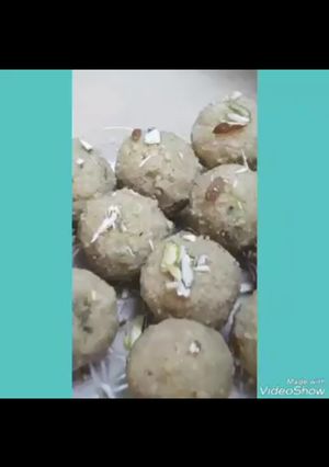 A picture of Rawa mawa ladoo.