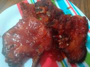 Una foto de chuletas con mermelada