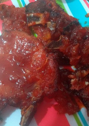 Una foto de Chuletas con salsa de piña y chile de árbol
